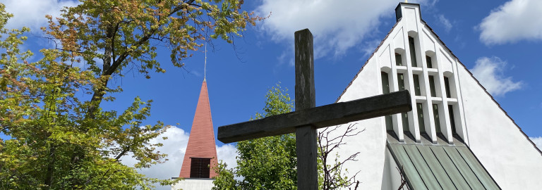 Kirche mit Vorplatz