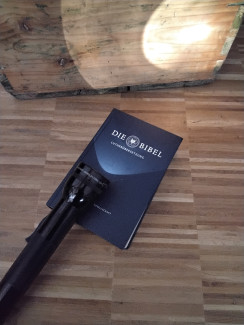 Taschenlampe mit Bibel