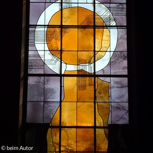 Glasfenster von Hubert Distler (1919 - 2004)  mit dem Titel "Sonne und Erde"
