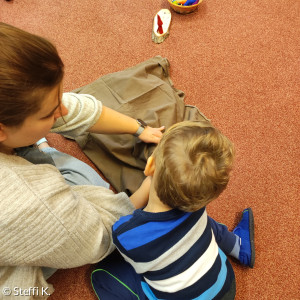 Die Kinder spüren und erraten, was sich unter der Decke verbirgt.