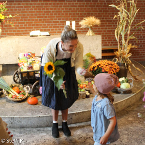 Frau Priadka hat nach der Segnung sehr viele schöne Blumen geschenkt bekommen von den Kindern