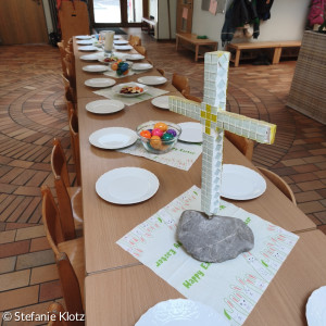 lange Tafel zum Osterfrühstück