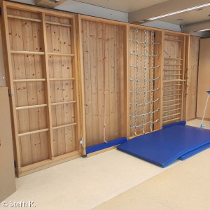 Kletterwand in der Turnhalle 
