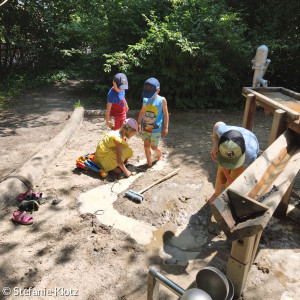 Abkühlung am Wasserspielplatz